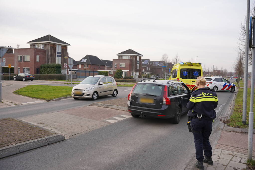 Fietser en automobilist botsen met elkaar