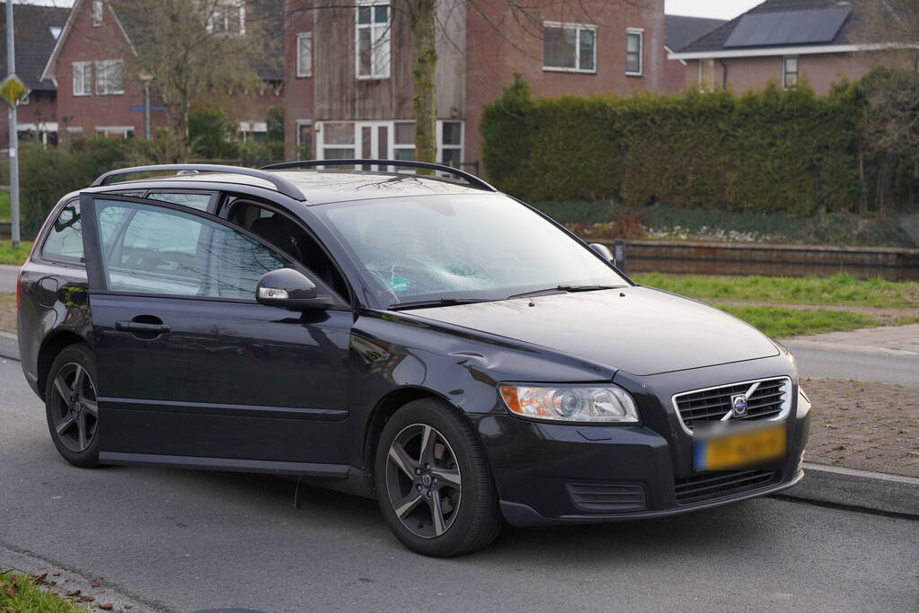 Fietser en automobilist botsen met elkaar