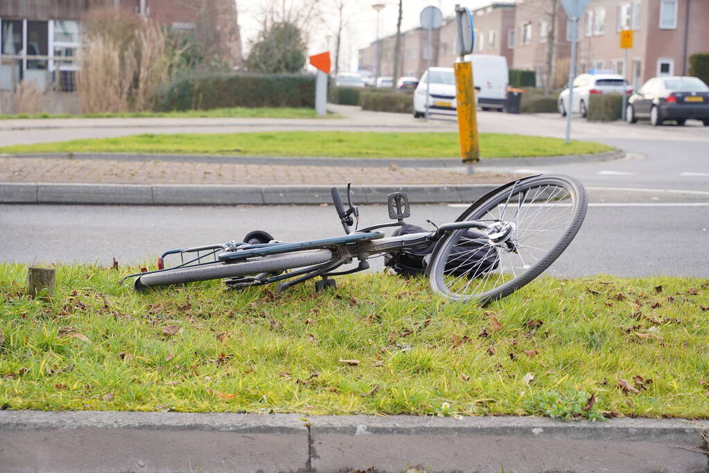 Fietser en automobilist botsen met elkaar
