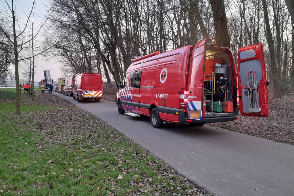 Grote zoekactie na aantreffen kleding langs water