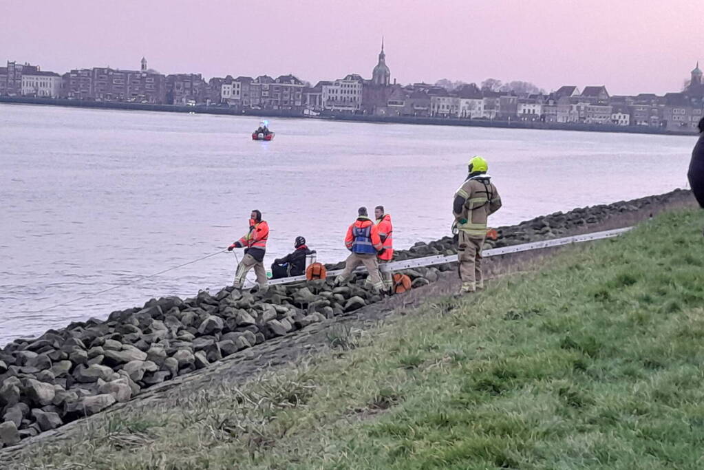 Grote zoekactie na aantreffen kleding langs water