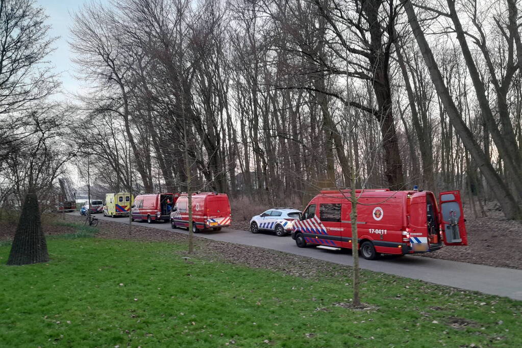 Grote zoekactie na aantreffen kleding langs water