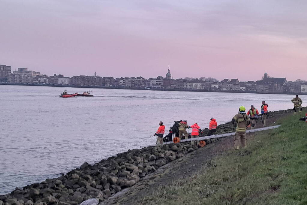 Grote zoekactie na aantreffen kleding langs water