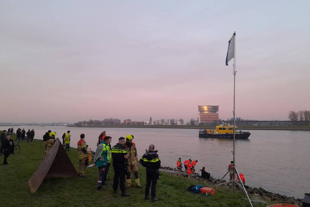 Grote zoekactie na aantreffen kleding langs water