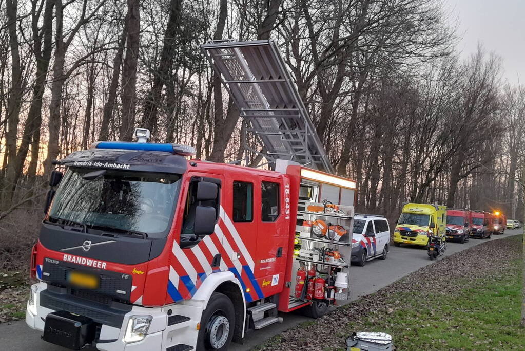 Grote zoekactie na aantreffen kleding langs water