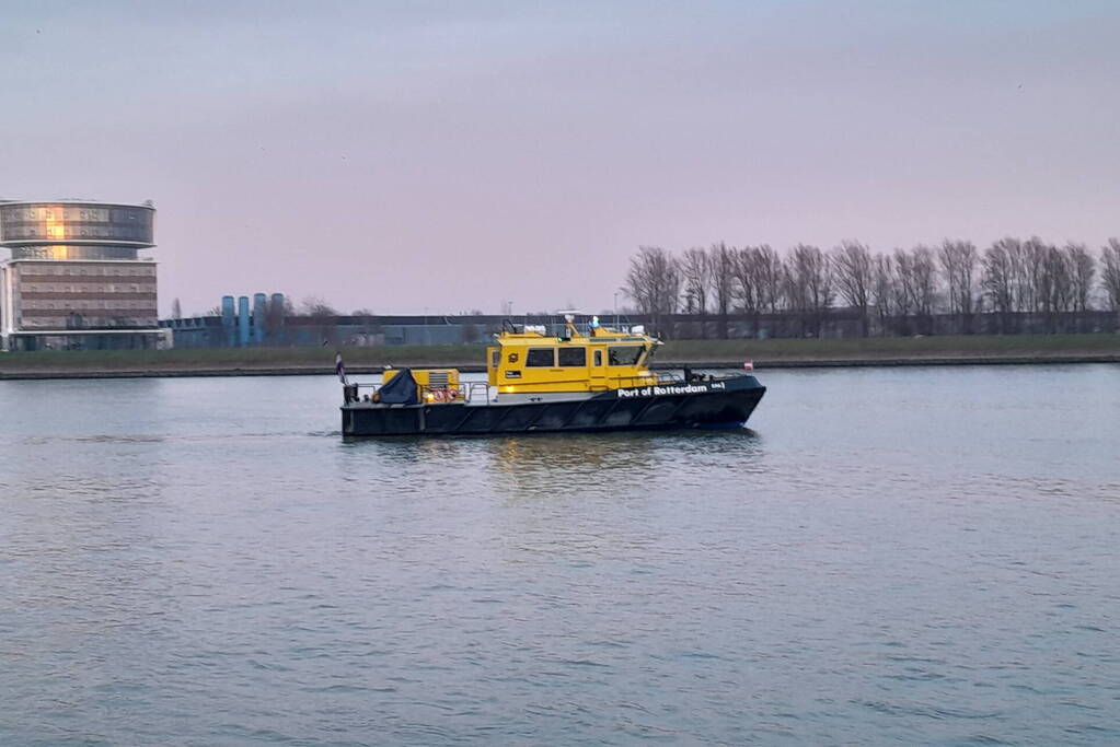 Grote zoekactie na aantreffen kleding langs water