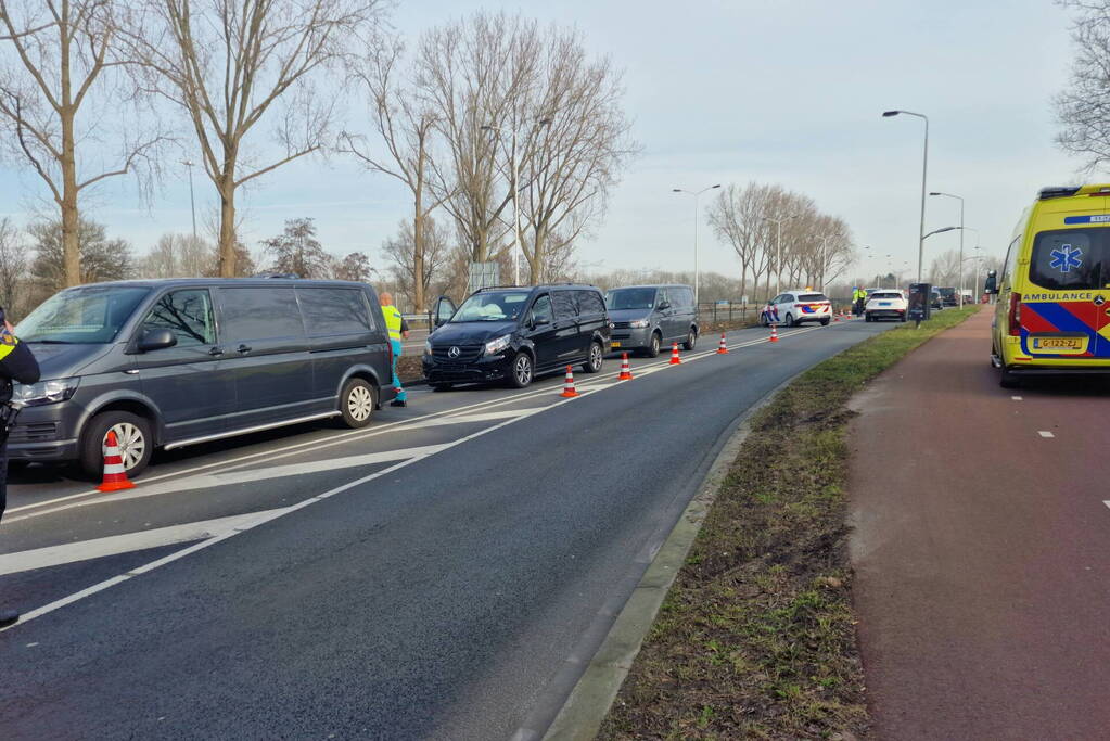 Twee bestelbussen botsen op elkaar