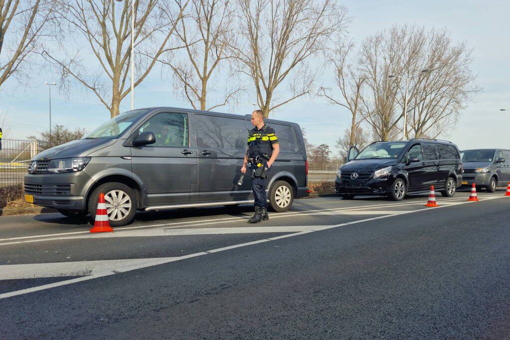 Twee bestelbussen botsen op elkaar