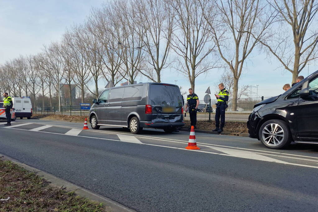 Twee bestelbussen botsen op elkaar