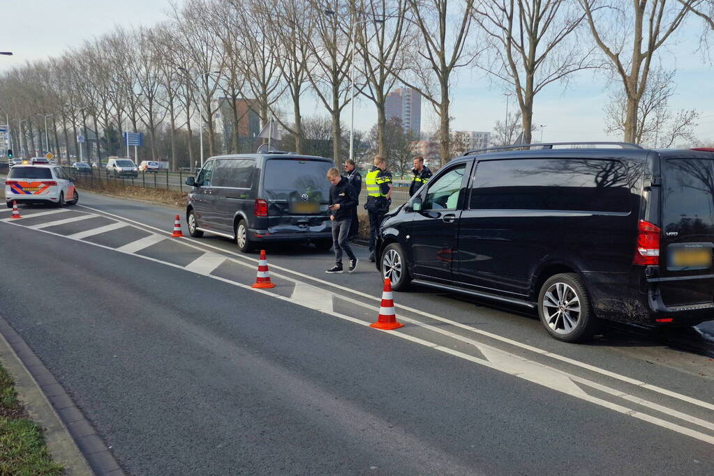 Twee bestelbussen botsen op elkaar