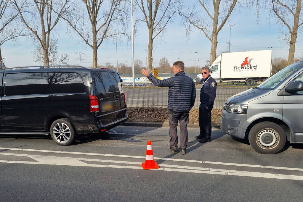 Twee bestelbussen botsen op elkaar