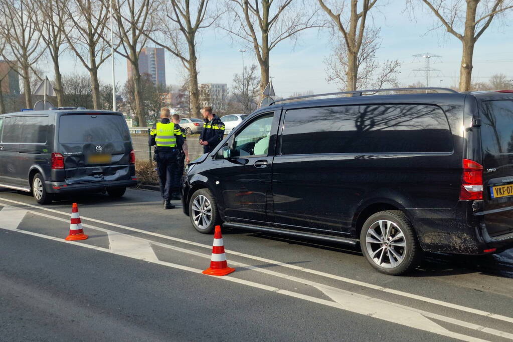 Twee bestelbussen botsen op elkaar