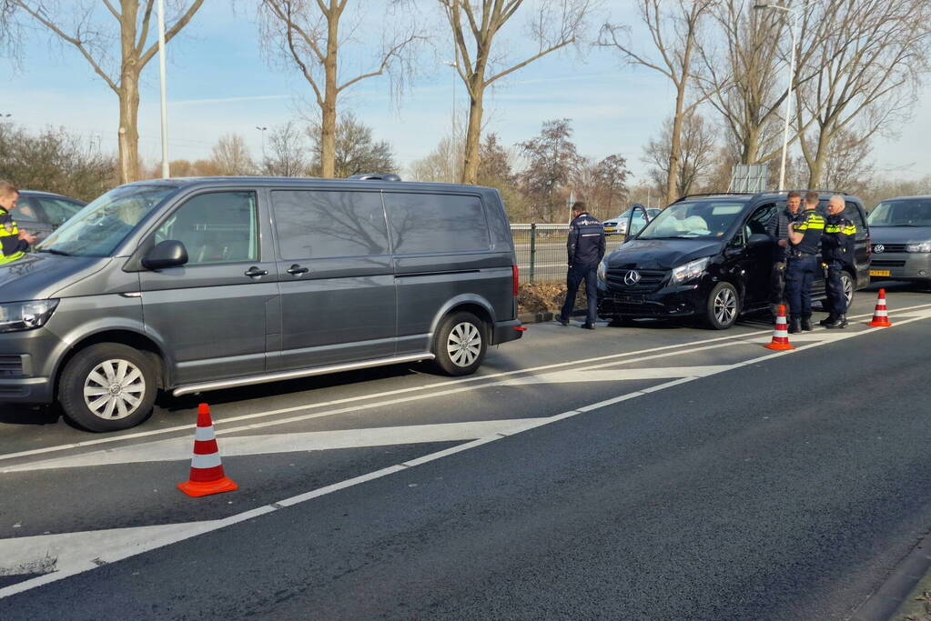Twee bestelbussen botsen op elkaar