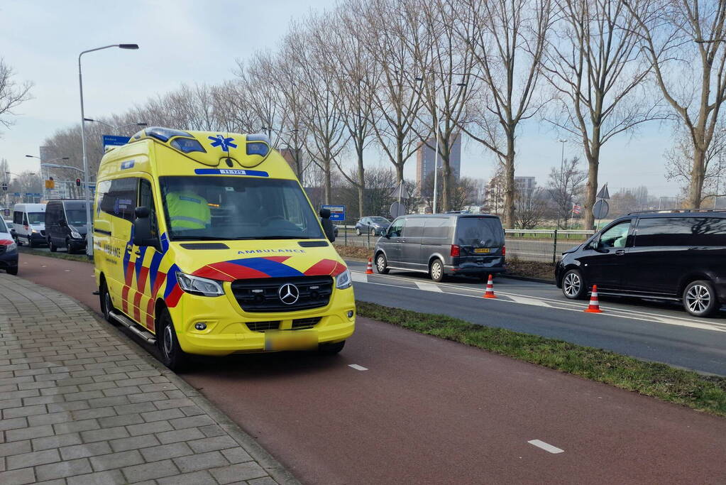Twee bestelbussen botsen op elkaar