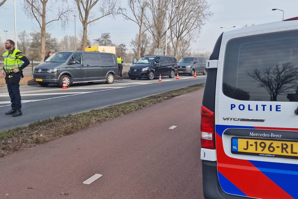 Twee bestelbussen botsen op elkaar