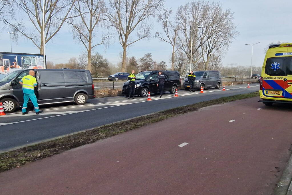 Twee bestelbussen botsen op elkaar