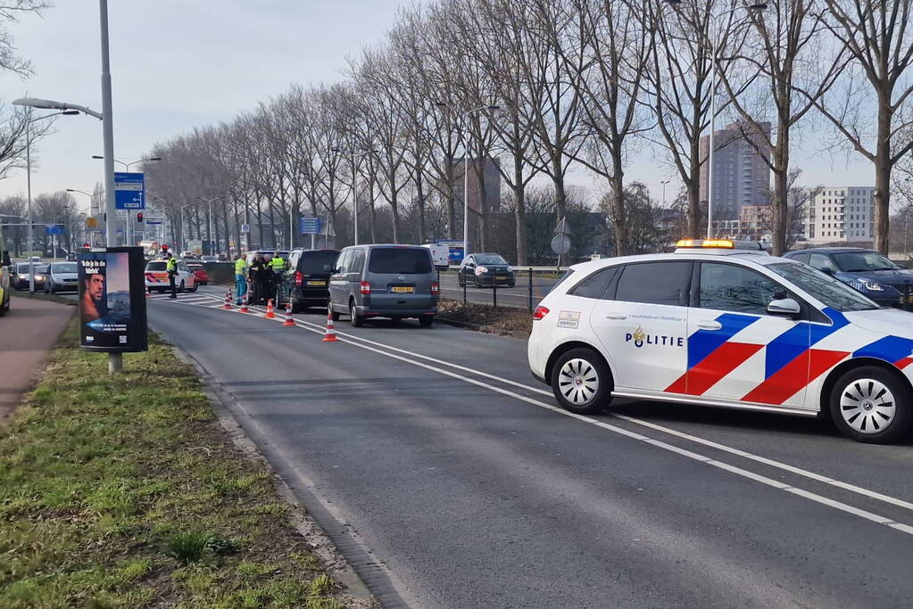 Twee bestelbussen botsen op elkaar