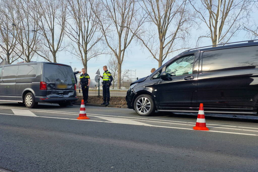 Twee bestelbussen botsen op elkaar