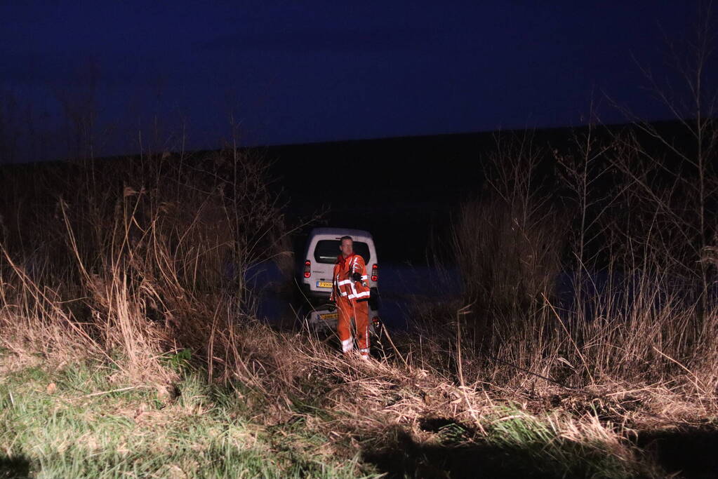 Voertuig raakt van weg en belandt in water