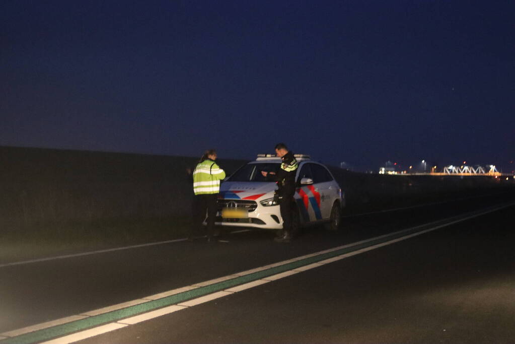 Voertuig raakt van weg en belandt in water
