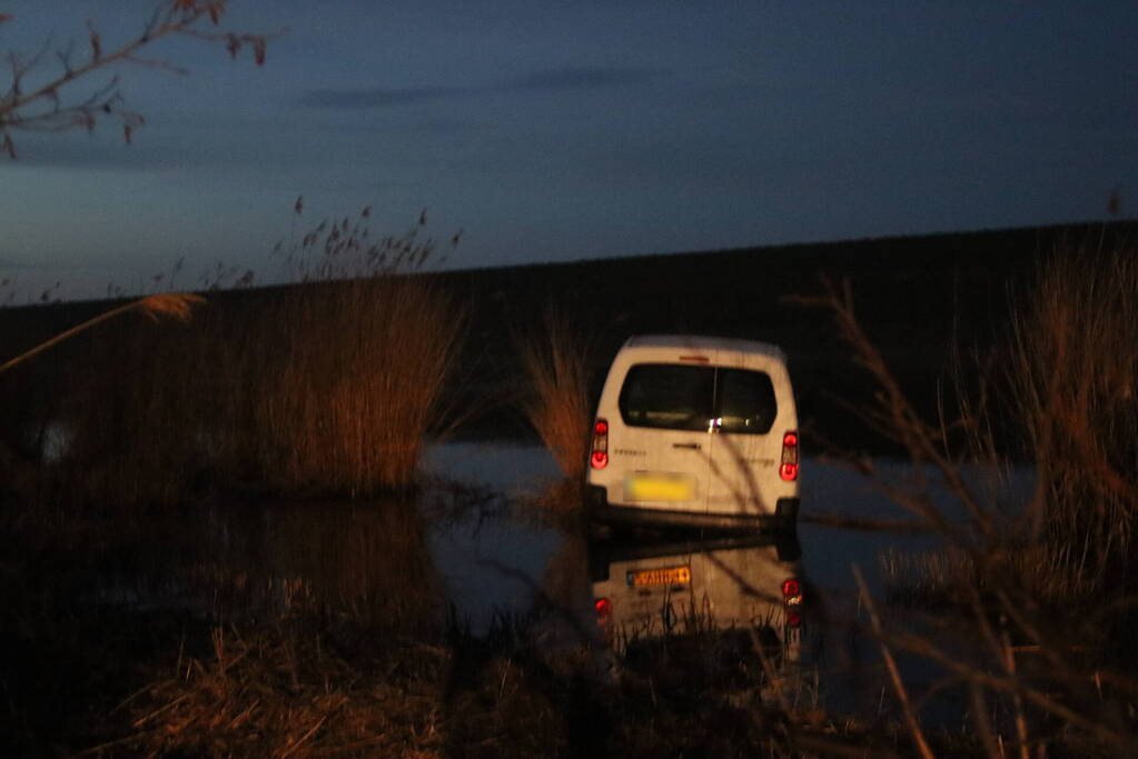Voertuig raakt van weg en belandt in water