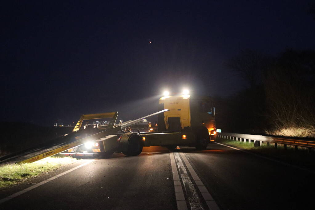 Voertuig raakt van weg en belandt in water