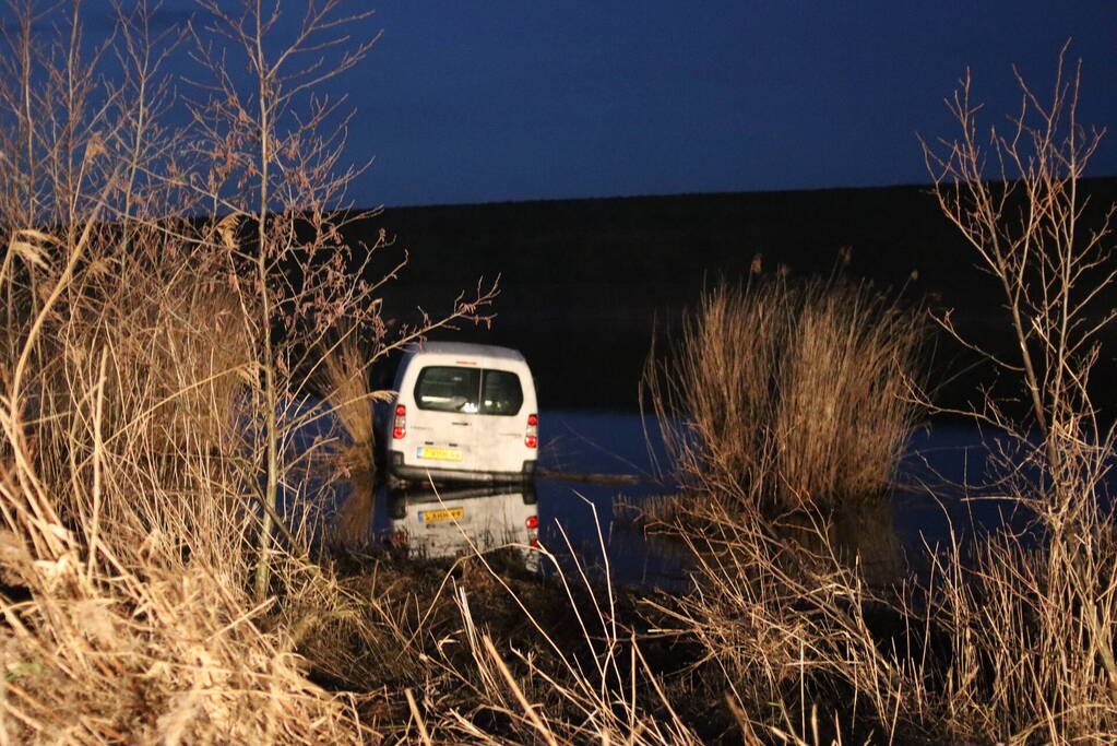 Voertuig raakt van weg en belandt in water