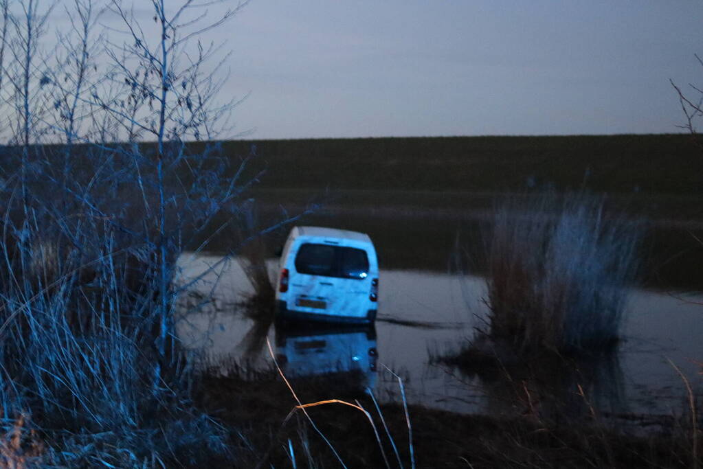 Voertuig raakt van weg en belandt in water