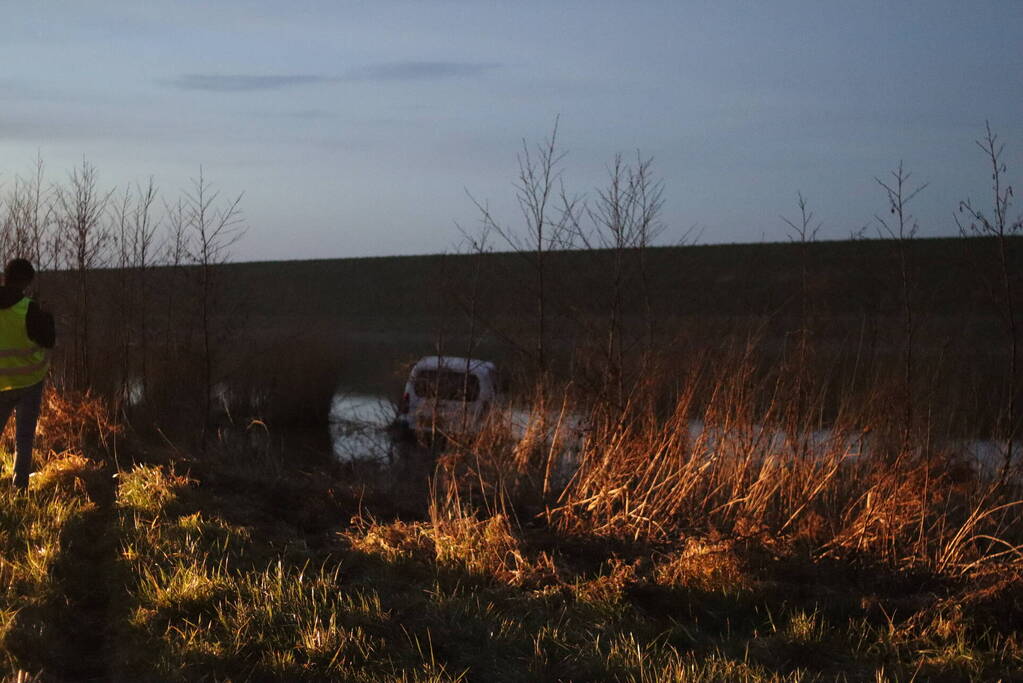 Voertuig raakt van weg en belandt in water