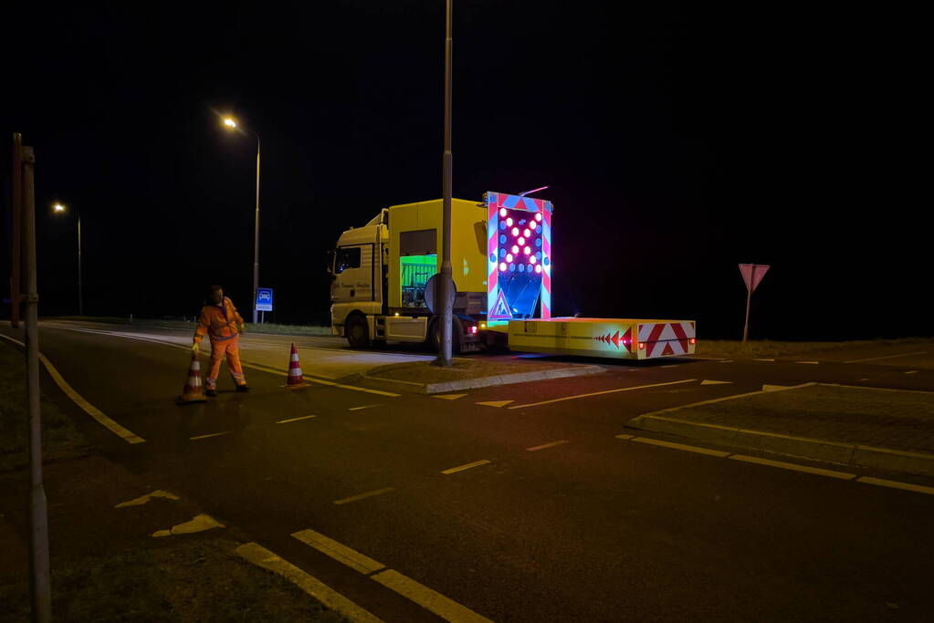 Voertuig raakt van weg en belandt in water