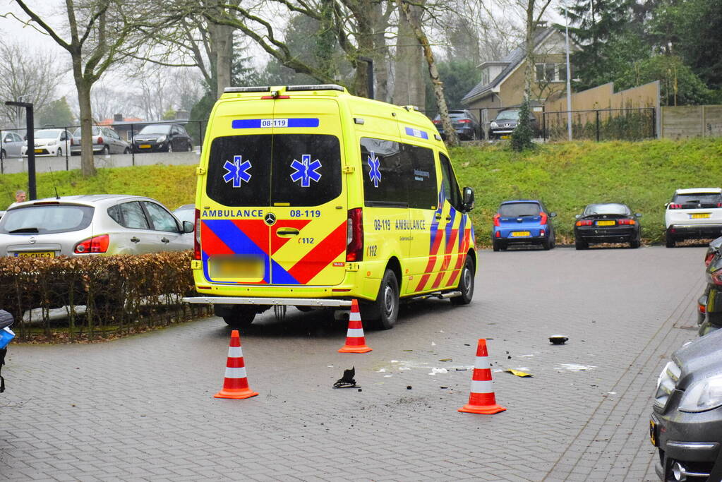 Meerdere voertuigen beschadigd bij botsing op parkeerterrein