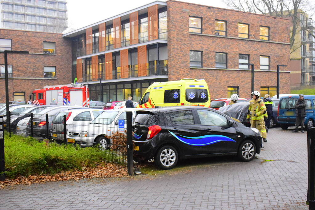 Meerdere voertuigen beschadigd bij botsing op parkeerterrein