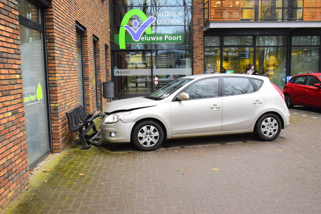 Meerdere voertuigen beschadigd bij botsing op parkeerterrein
