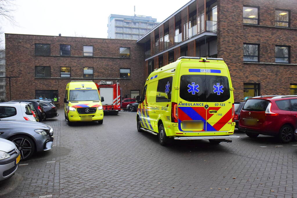 Meerdere voertuigen beschadigd bij botsing op parkeerterrein