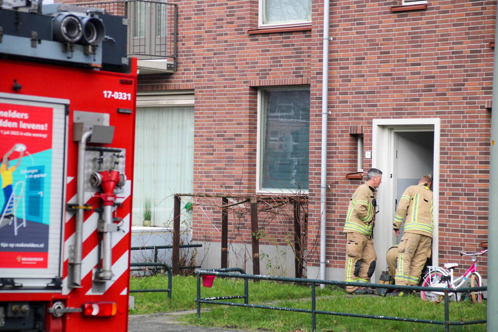 Brandweer doet onderzoek naar gaslucht in woning