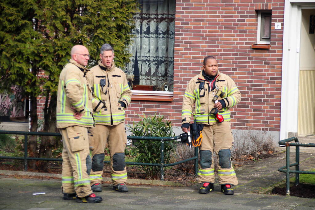 Brandweer doet onderzoek naar gaslucht in woning