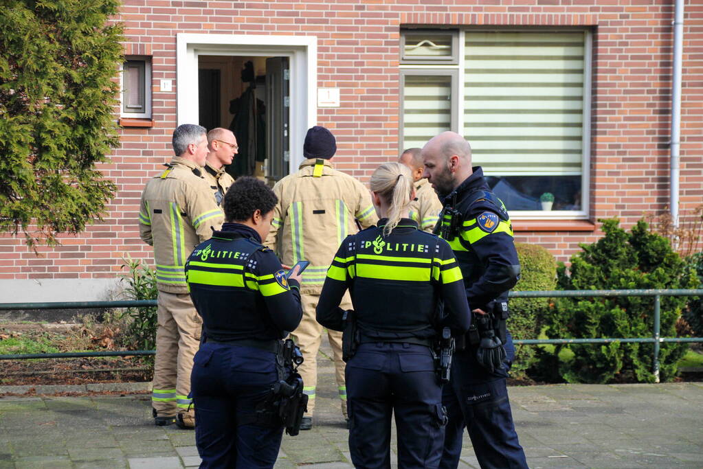Brandweer doet onderzoek naar gaslucht in woning
