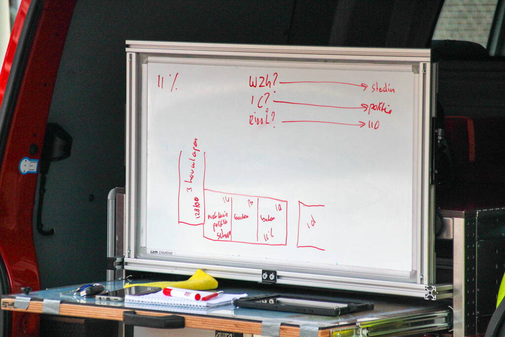 Brandweer doet onderzoek naar gaslucht in woning