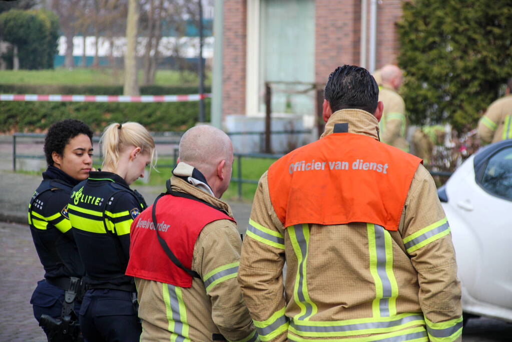 Brandweer doet onderzoek naar gaslucht in woning
