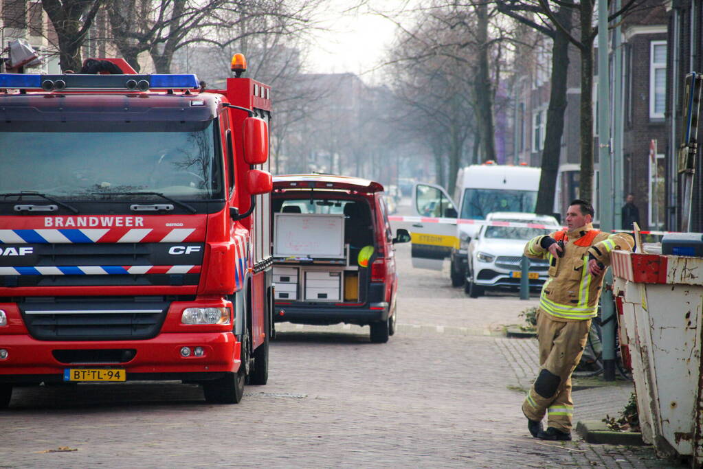 Brandweer doet onderzoek naar gaslucht in woning