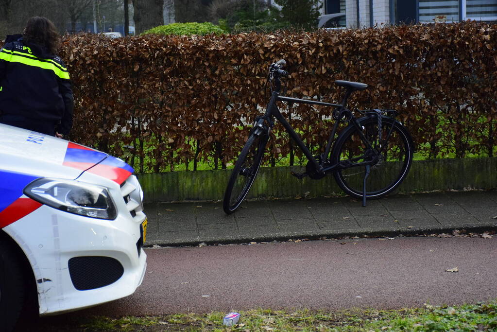Overstekende scholier botst met auto