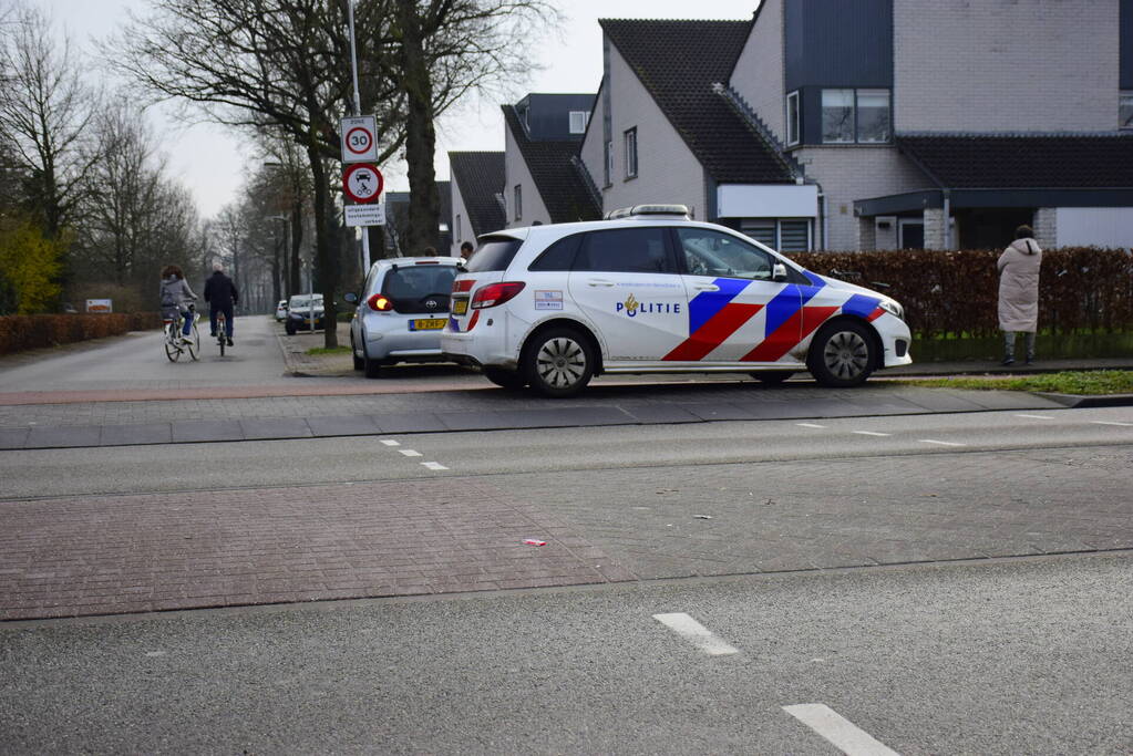 Overstekende scholier botst met auto