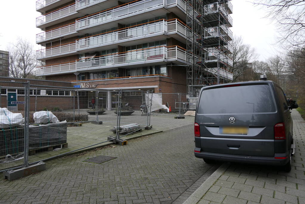 Overleden persoon aangetroffen in flatwoning