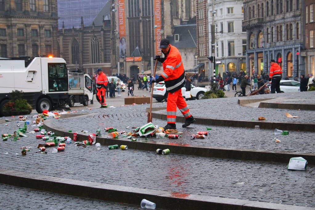 Stadsreiniging druk met rommel van supporters