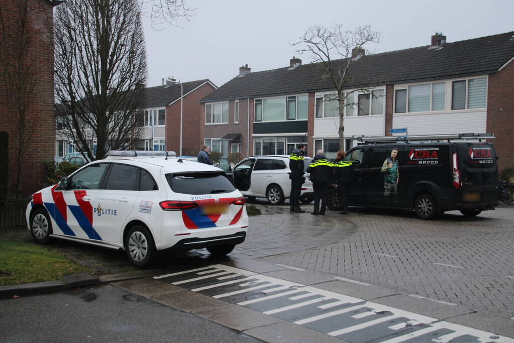 Bestelbus en personenwagen botsen op kruising