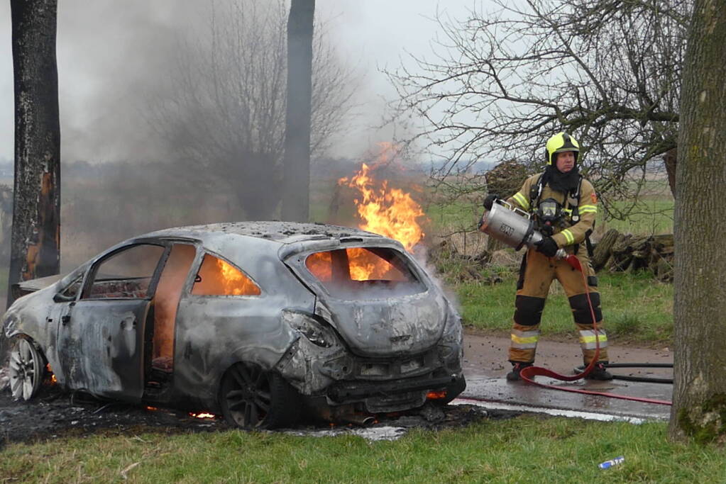 Auto vat vlam na frontale botsing tegen boom