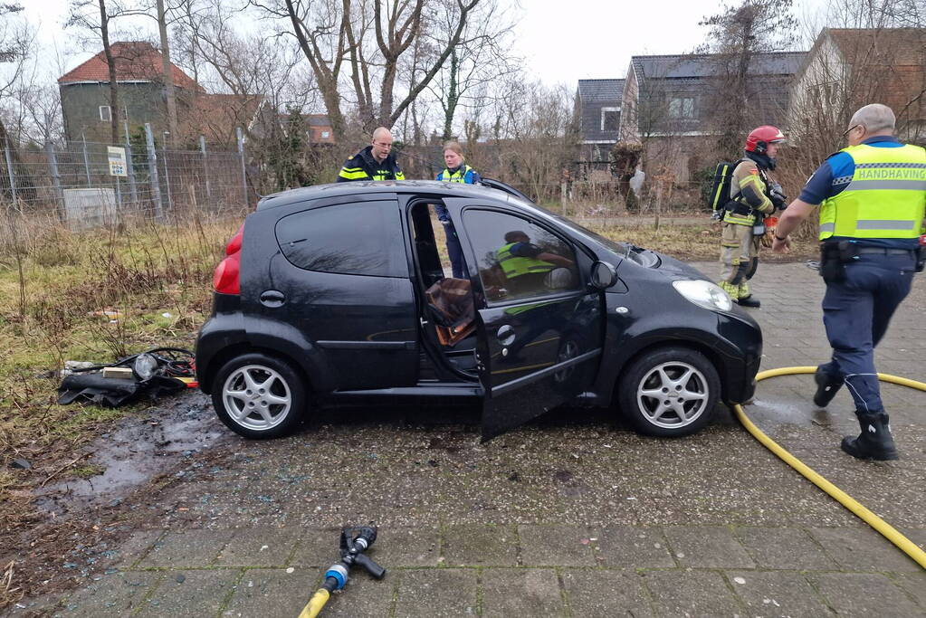 Geparkeerde auto vliegt in brand