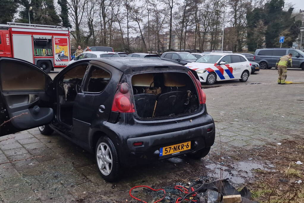 Geparkeerde auto vliegt in brand