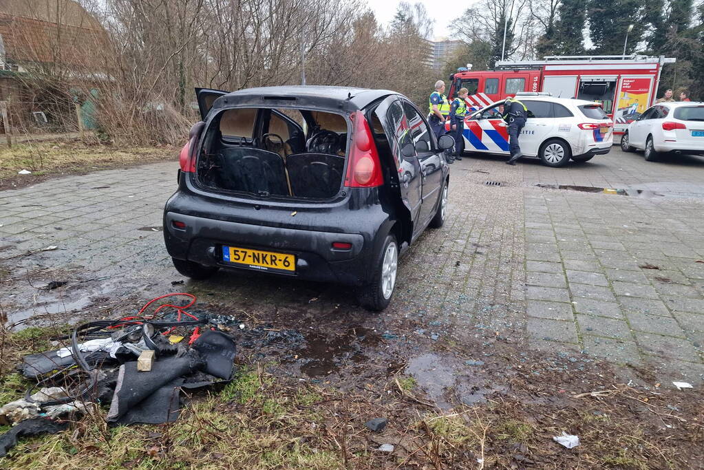 Geparkeerde auto vliegt in brand