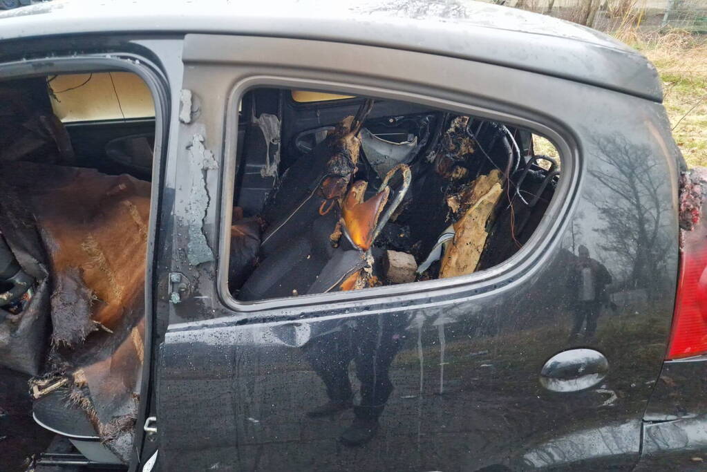 Geparkeerde auto vliegt in brand